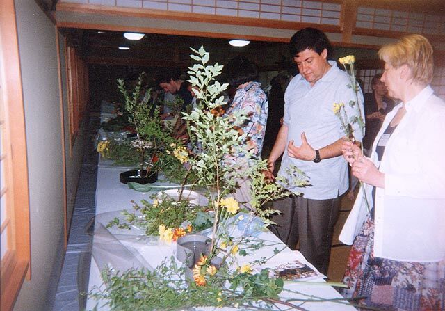 Zdenko Frani pokraj svoga rada na teaju ikebane